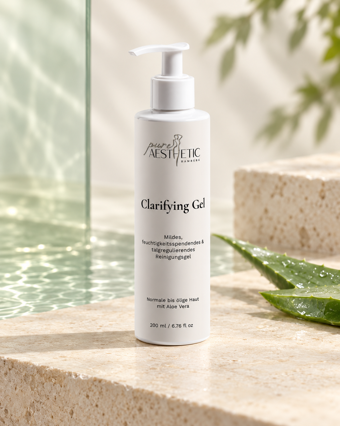 Pure Skin Care Clarifying Gel Cleanser mit Aloe in Studio-Inszenierung